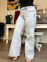 Load image into Gallery viewer, Light Wash Wide Leg Jeans