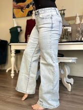 Load image into Gallery viewer, Light Wash Wide Leg Jeans