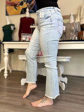 Load image into Gallery viewer, Light Wash High Rise Cropped Jeans