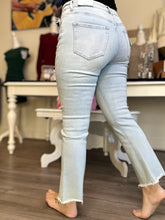 Load image into Gallery viewer, Light Wash High Rise Cropped Jeans