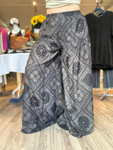 Load image into Gallery viewer, Paisley Print Wide Leg Pants