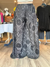 Load image into Gallery viewer, Paisley Print Wide Leg Pants