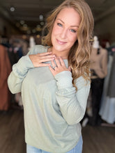 Load image into Gallery viewer, Green Long Sleeve Pocket T-Shirt