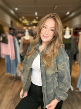 Load image into Gallery viewer, Camouflage Zip-Up Jacket