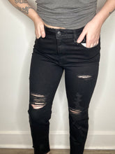 Load image into Gallery viewer, Black Distressed Cropped Jeans