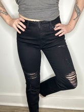 Load image into Gallery viewer, Black Distressed Cropped Jeans