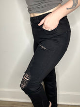 Load image into Gallery viewer, Black Distressed Cropped Jeans