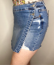 Load image into Gallery viewer, Light Wash Raw Hem Jean Skort